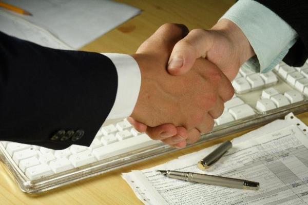 <p><b>Sigortaya dikkat!</b></p>  Kanunun ngrd mali sorumluluk sigortasn yaptrmayanlara uygulanan 24 bin TL'lik idari para cezas da yeni ylla birlikte 46 bin 501 TL olarak uygulanacak. Yasaklara veya snrlamalara aykr olarak atk toplayan, tayan, geici ve ara depolama yapan, geri kazanan, geri dnm salayan, tekrar kullanan veya bertaraf edenlere 24 bin TL olarak uygulanan para cezalar, 1 Ocak'tan itibaren 46 bin 501 TL olacak.