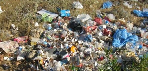 <p><b>186 liraya kt</b></p>  Umuma ak yerlerde her ne ekilde olursa olsun evreyi kirletenlere verilen 100 TL'lik idari para cezas da 186 TL'ye karld.