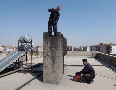 <p><b>24 bin liradan 46 bin liraya</b></p>  Hava kirlilii ynnden nemli etkileri nedeniyle kurulmas ve iletilmesi ynetmelikle izne tabi tutulan tesisleri yetkili makamlardan izin almadan kuran ve ileten veya iznin iptal edilmesine ramen kurmaya ve iletmeye devam eden veya bu tesislerde izin almakszn sonradan deiiklik yapan veya yetkili makamlarn gerekli grdkleri deiiklikleri tannan srede yapmayanlara uygulanan 24 bin TL'lik idari para cezas da yeni yl itibaryla 46 bin 501 TL olacak.