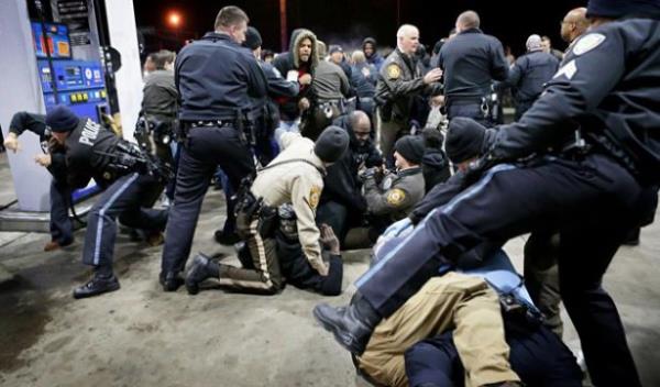 9 Austos ? Abd polisi siyahi genci vurarak ldrd