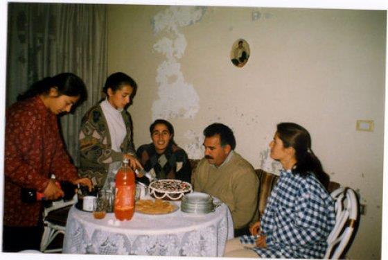 calan Suriye'de kadnlarla beraber doum gn partisi kutlarken