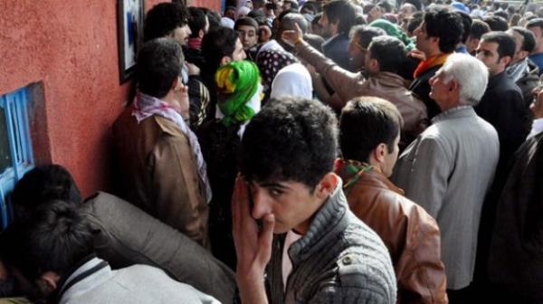 Doduu evin nnde byk izdiham yaanmt.