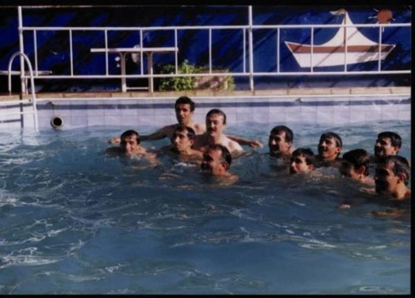 Suriye'yi bir dnem krallnn saray gibi kullanan calan havuz keyfi yaparken