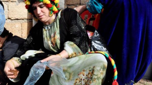 Kadnlar calan iin doum gnnde kna yakmt.