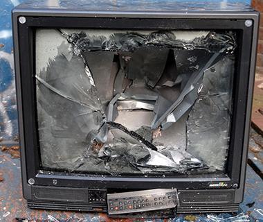 <p><b>Gney Afrika</b></p>    Ylbanda Johannesburg sokaklarnda gezmek istiyorsanz dikkat! Camdan aa eski eyay, taba ana frlatmak eski bir gelenek. Bylelikle eskilere veda ediliyor, yeniler iin yer alyor.