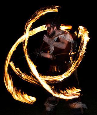 <p><b>skoya</b></p>    Kkeni Vikinglere dayanan dete gre, saat 12'ye elinde mealelerle "ate dans" yaparak girmek uur getiriyor.