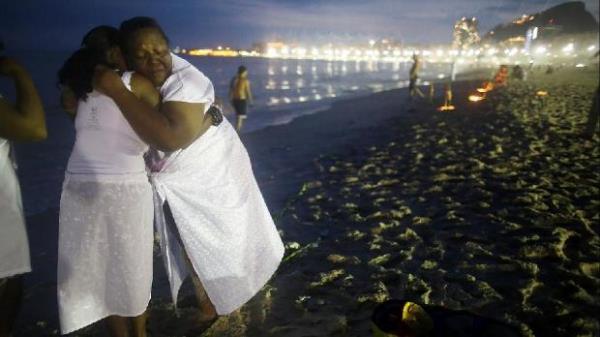 <p><b>Brezilya</b></p>    Yeni yln ilk gn btn evlerde ya mercimek orbas iiliyor ya da pilavla birlikte mercimek yemei yeniyor. Ayrca yeni yl gecesi, ii iekler ve mumlarla dolu kk kayklar penama Plaj'ndan okyanusa braklyor. 1992'den beri gelenekselleen farkl bir ylba alkanl da binlerce balonu gkyzne salmak.