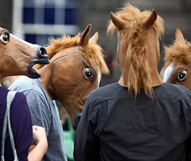 <p><b>Japonya</b></p>    Budist tapnaklar ylba gecesi anlarn 108 kere alarak, yeni yl tanrs Toshigami'ye "ho geldin" diyorlar. Japon kadnlar o gece evlerini ke bucak bir gzel temizliyorlar.