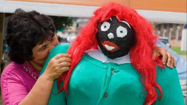 <p><b>Kolombiya</b></p>    Herkes evinin nnde, kt ve tahtadan yaplm, kt ruhlar temsil eden kuklalar yakyor. Bylelikle yeni yla ktlklerden arnarak gireceklerine inanyorlar.