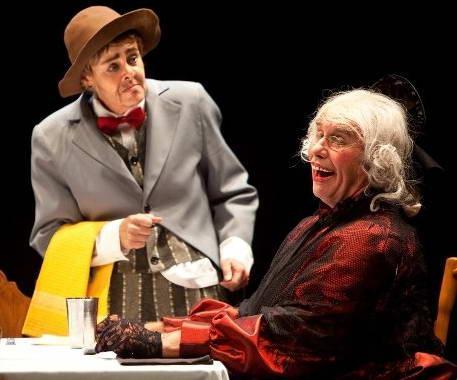 <p><b>Almanya</b></p>    Geceyi eitli kurabiyeler yiyerek geiren Almanlar, o gece btn televizyon kanallarnda siyah-beyaz olarak yaymlanan, 1920 yapm ngiliz mzikali "Dinner For One" izliyorlar.