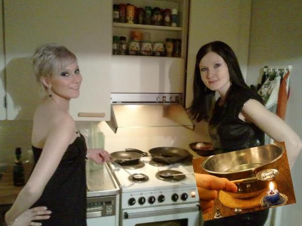 <p><b>Finlandiya</b></p>    Yeni yl akam, kk bir tavann iinde kalay eritiliyor. Daha sonra tava buzlu suya sokuluyor. Donup eitli ekillere brnen kalay paralarna baklarak gelecek okunmaya allyor. Bu det bizdeki 'kurun dkme'nin birebir ayns.