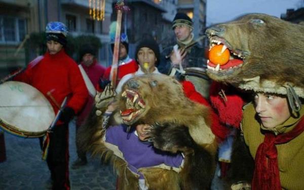 <p><b>Romanya</b></p>    Ay postu giyerek sokaklarda dans etmek eski bir det. Ama eytan korkutarak karmak.