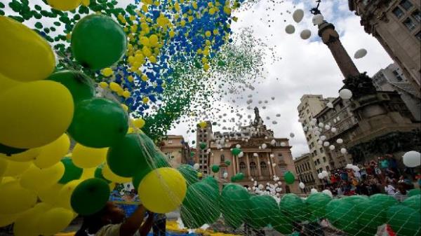 Her lkenin kendine zg bir kutlama stili olduu biliniyor. Fakat nasl bir kutlama yaptklar pek bilinmemekte.     <p>te dnyadaki o tuhaf kutlamalar:</p>