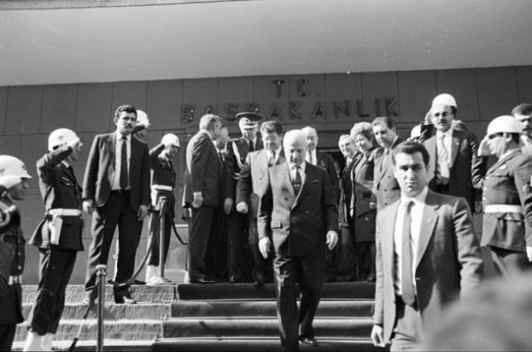 7. Cumhurbakan Kenan Evren 30 Kasm 1989'da son kez bakanlk ettii Bakanlar Kurulu toplants sonras Babakanlk'tan ayrlrken grlyor.