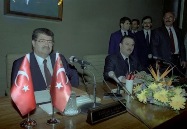 8. Cumhurbakan Turgut zal (solda), 09 Nisan 1990'da toplanan Bakanlar Kurulu Toplants'na bakanlk etti. Babakan Yldrm Akbulut (sada)