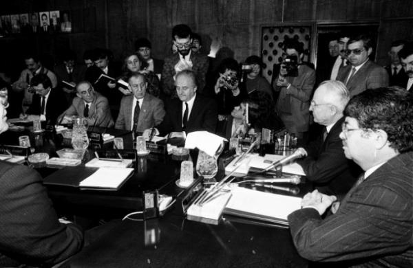 Bakanlar Kurulu, 7. Cumhurbakan Kenan Evren (sa 2), bakanlnda 23 ubat 1988'de topland. Babakan Turgut zal (sada)