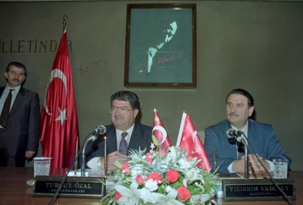 8. Cumhurbakan Turgut zal (solda), 11 Ocak 1990'da Bakanlar Kurulu toplantsna bakanlk etti. Babakan Yldrm Akbulut (sada)