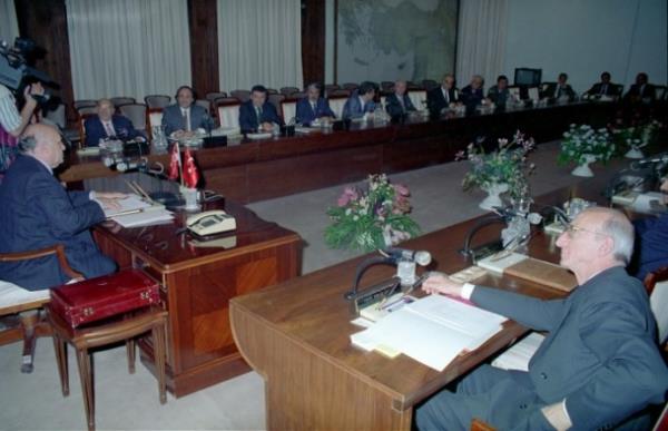 24 Mays 1993'te 9. Cumhurbakan Sleyman Demirel bakanlnda toplanan Bakanlar Kurulu toplantsndan bir kare...
