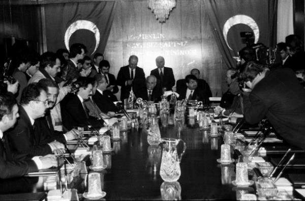 Bakanlar Kurulu, 7. Cumhurbakan Kenan Evren bakanlnda 23 ubat 1988'de topland.