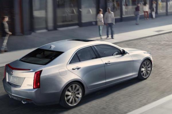 <p><b>2 - Cadillac ATS</b></p>  te Cadillac'tan kk lks 5 yldzl bir sedan.   Audi gibi arpmalara dayankl olan bu gvenli ara size iki gvenlik teknolojisi sunuyor.   <p>Biri Audi'de de olduu gibi arpma ncesi uyar sistemi dieri ise erit deitirdiinizde sizi uyaracak olan akll sistem.</p>