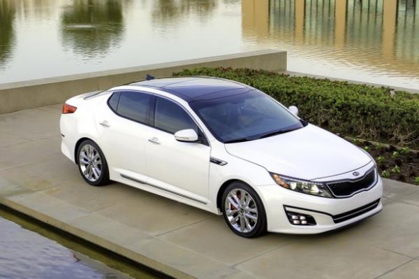 <p><b>6 - Kia Optima and Optima Hybrid</b></p>  Hibrid ve konvansiyonel olmak zere iki versiyonu bulunan Kia Optima test sonularnda Accord Coupe gibi en yksek puanlar ald.