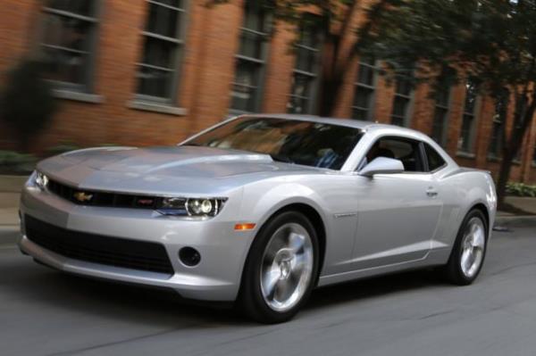 <p><b>3 - Chevrolet Camaro</b></p>  Camaro bu sefer herkese gven ve performansn birbirinden bamsz olmadn gsteriyor. Spor arabalar yaps gerei kazalar engellemek iin daha gl frenlere sahip.   <p>Tabii NHTSA'nn yapt kaza testleri kazalar nlemek iin deil arabann gcn gstermek iin yaplyor. </p>