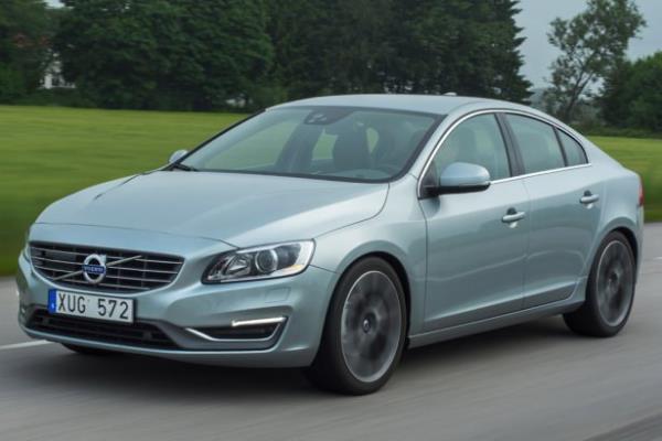 <p><b>9 - Volvo S60</b></p>  Volvo ok uzun sredir modellerinde gvenlii gelitiriyor.Pek ok kazay nleyen S60 NHTSA'dan 5 yldz alan aralar arasnda.   <p>Sadece bu kadar deil eer 5 yldz ald raporu grrseniz kusursuz bir gvenlik raporuyla kar karya olduunuzu anlayacaksnz.</p>
