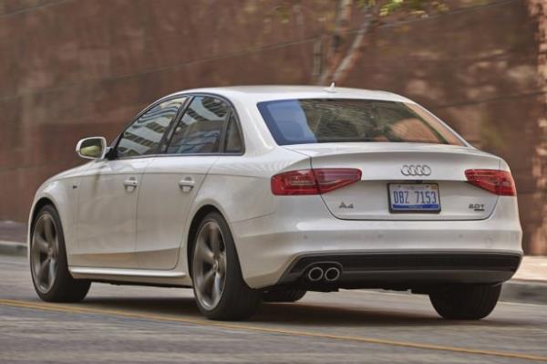 <p><b>1 - Audi A4/S4</b></p>  NHTSA'nn gvenlik oylamasnda kullanmak iin yapt testleri baaryla geen Audi A4 ve Audi S4 tam 5 yldza sahip.  <p>zellikle aracn n ksmnn yaayaca arpmalara hazrlkl olduu bu tasarmlara sahipseniz isterseniz ek gvenlik sistemi de oluturabilirsiniz.  Oluturduunuz ek gvenlik sistemi sizi arpma annda uyaracaktr.</p>