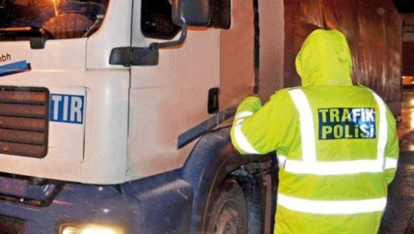 <p>Trafik Cezalar -Hz snrlarn yzde 30'a kadar aan srcler </p>    2014: 172 TL   <br>2015: 189 TL</br>