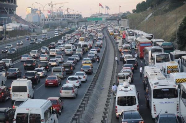 <p>Trafik Cezalar -Hz snrlarn -Yzde 30'dan fazla aanlar </p>    2014: 356 TL   <br>2015: 392 TL </br>