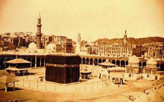 Mslmanlar Kabe'yi bu yl ziyaret edemeyecek ve Mekke'ye giremeyeceklerdi, sonraki yl  gn Mekke'de kalacaklar ve Kabe'yi ziyaret edeceklerdi. Bu srede Mekkelilerle grmeyeceklerdi.