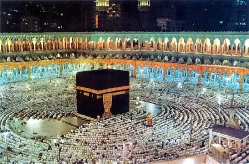 <p><b>Mekkenin fethine doru</b></p>      Hicretten alt yl sonra Mslmanlar Hz Muhammed ile birlikte umre yapmay istemilerdi. Bu yzden peygamberimiz Kabe'yi ziyaret etmek iin hazrlanmalarn sylemitir. Hazrlklarn ardndan, Mekke'ye doru yola klmtr. Amalarnn bar olduunu anlatmak iin yanlarna sadece yolcu klc almlard.