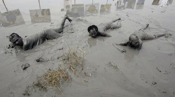 Endonezya'daki amur volkan felaketini anma gsterileri