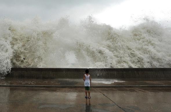 in'deki Bolaven Tayfunu'nun getirdii dalgalar