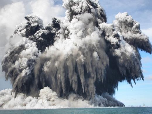 Tonga'da deniz alt volkannn patlamas