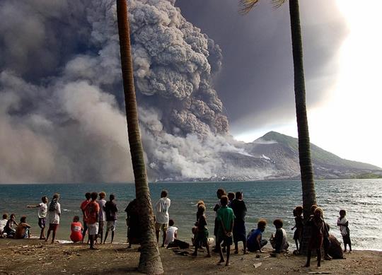 Papua Yeni Gine'deki Tavurvur Volkan'nn patlay...
