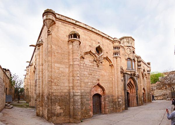 Trkiye'nin drt bir yan gezilecek tarihi miraslar ile dolu bir lke. Her blgesinin kendine has mimari kltr ve eserleri bulunuyor. Peki Gneydou? Gneydou'da gezip grebileceiniz en gzel yerleri sizler iin derledik.   <p><b>te Gneydounun gezilecek en gzel yerleri...</b></p>    Frfrl Camii - anlurfa