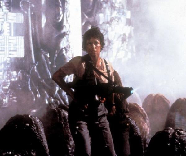 <br><b>RIPLEY</b></br>  Aktr: Sigourney Weaver  <br>Film: The Alien 'Drtlemesi' (1979-1997)</br>