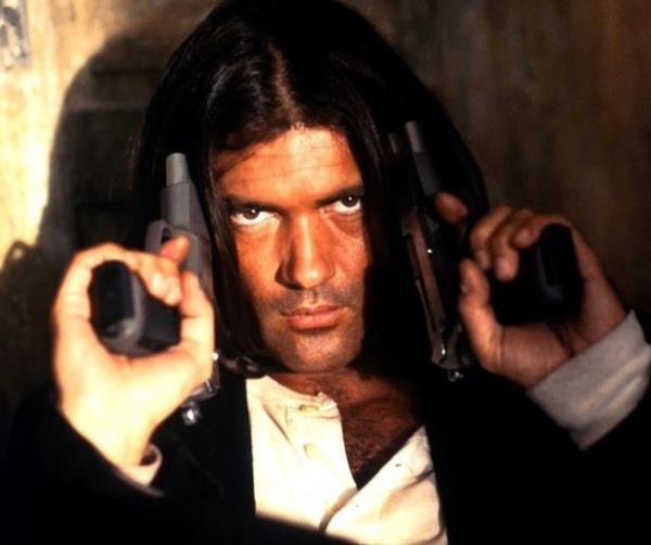 <br><b>EL MARIACHI</b></br>  Aktr: Antonio Banderas  <br>Film: Desperado (1995), Once Upon A Time In Mexico (2003)</br>