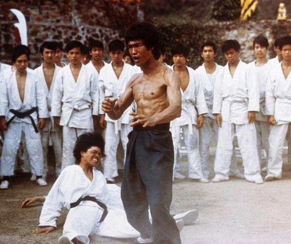 <br><b>LEE</b></br>  Aktr: Bruce Lee  <br>Film: Enter The Dragon (1973)</br>
