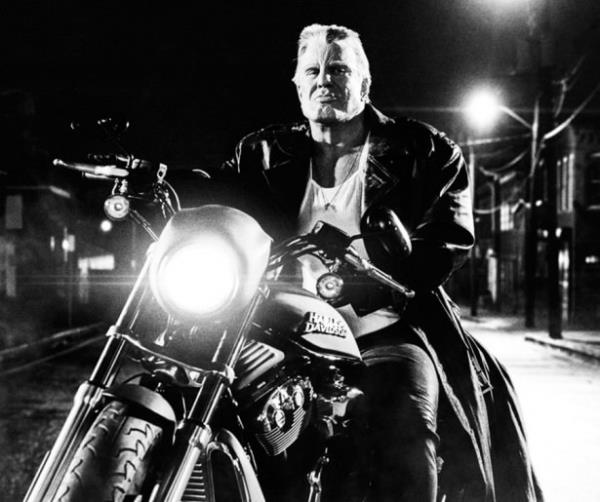 <br><b>MARV</b></br>  Aktr: Mickey Rourke  <br>Film: Sin City (2005), Sin City: A Dame To Kill For (2014)</br>