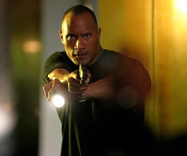 <br><b>BUFORD PUSSER / CHRIS VAUGHAN</br></br>  Aktr: Joe Don Baker / Dwayne "The Rock" Johnson  <br>Film: Walking Tall (1973), Walking Tall (2004)</br>