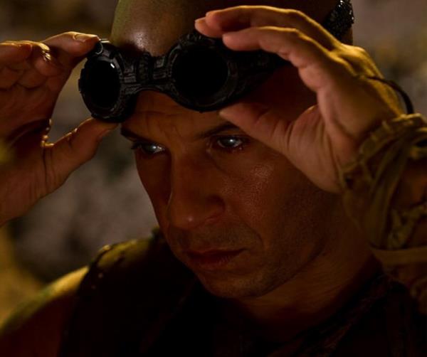 <br><b>RIDDICK</b></br>  Aktr: Vin Diesel  <br>Film: Pitch Black (2000), The Chronicles Of Riddick (2004), Riddick (2013)</br>