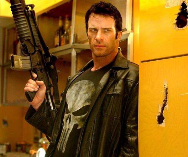 <br><b>FRANK CASTLE</b></br>  Aktr: Dolph Lundgren, Thomas Jane, Ray Stevenson  <br>Film: The Punisher Mk. I-III (1989, 2004, 2004)</br>