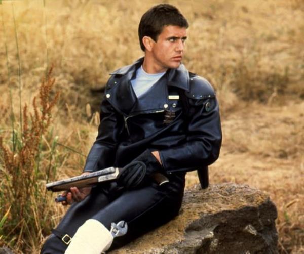 <br><b>MAD MAX</b></br>  Aktr: Mel Gibson, Tom Hardy  <br>Film: Mad Max (1979), Mad Max 2 (1981), Mad Max Beyond Thunderdome (1985), Mad Max: Fury Road (2015)</br>