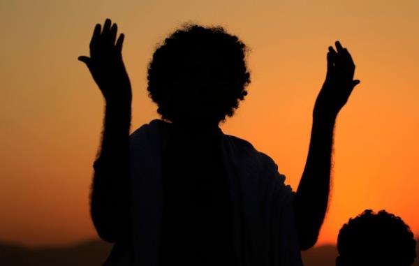 Bu itibarla sadece okumay renmekle ve okumakla yetinilmeyip ieriinin de bilinmesi, Kur'an'n ne anlattnn kavranlmas, hatta onun kendi hayatmza da yanstlmas gerekir.