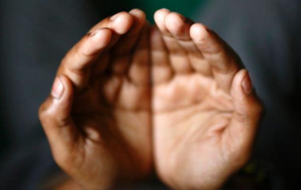 O halde bu mbarek gecede Hz. Peygamber (S.A.V.) Efendimiz ile olan ilgi ve alkamz, mnasebetimizi iyice gzden geirmemiz gerekiyor.