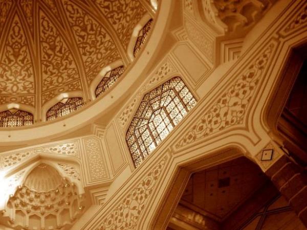 Dnyann her tarafndaki Mslmanlar, her sene bu geceyi, Mevlid Kandili olarak kutlamaktadrlar.