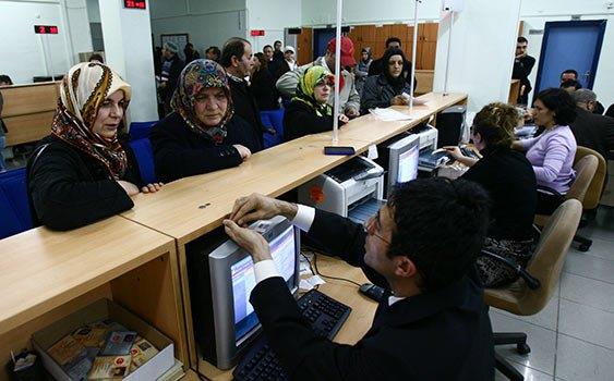 7'inci derecenin 1'inci kademesinden maa alan bir retmenin mevcut 2 bin 480 lira olan maa 2 bin 562 lira oldu. Ayn derece ve kademede yer alan aratrma grevlisinin maa 3 bin 462 liradan 3 bin 573 liraya karken, 1'inci derecenin 4. kademesindeki profesrn maa da 6 bin 105 lira olarak belirlendi.