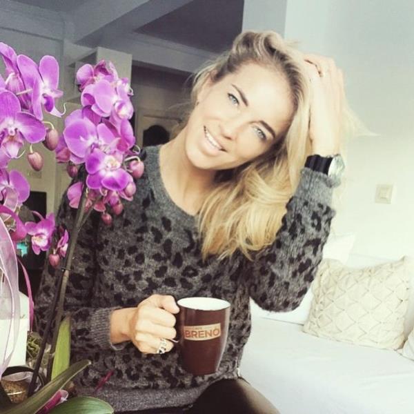 <br>BURCU ESMERSOY </br>  2015 musmutlu, salkl, huzurlu ve ak dolu bir yl olsun hepimize